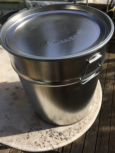 Avant de mettre en sachets cette spiruline (produite sur la côte d'azur) de très bonne qualité, nous la conservons après chaque récolte dans un seau inox la protégeant de la lumière et de l'humidité